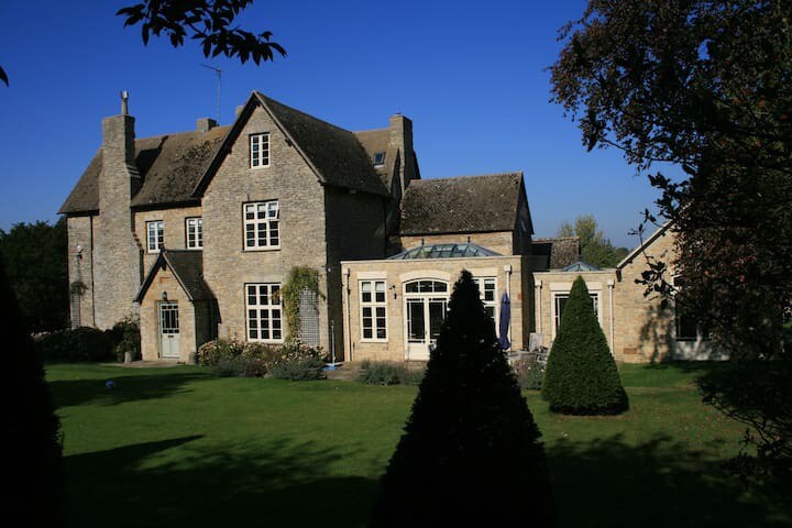 Helmdon House - pool & tennis court