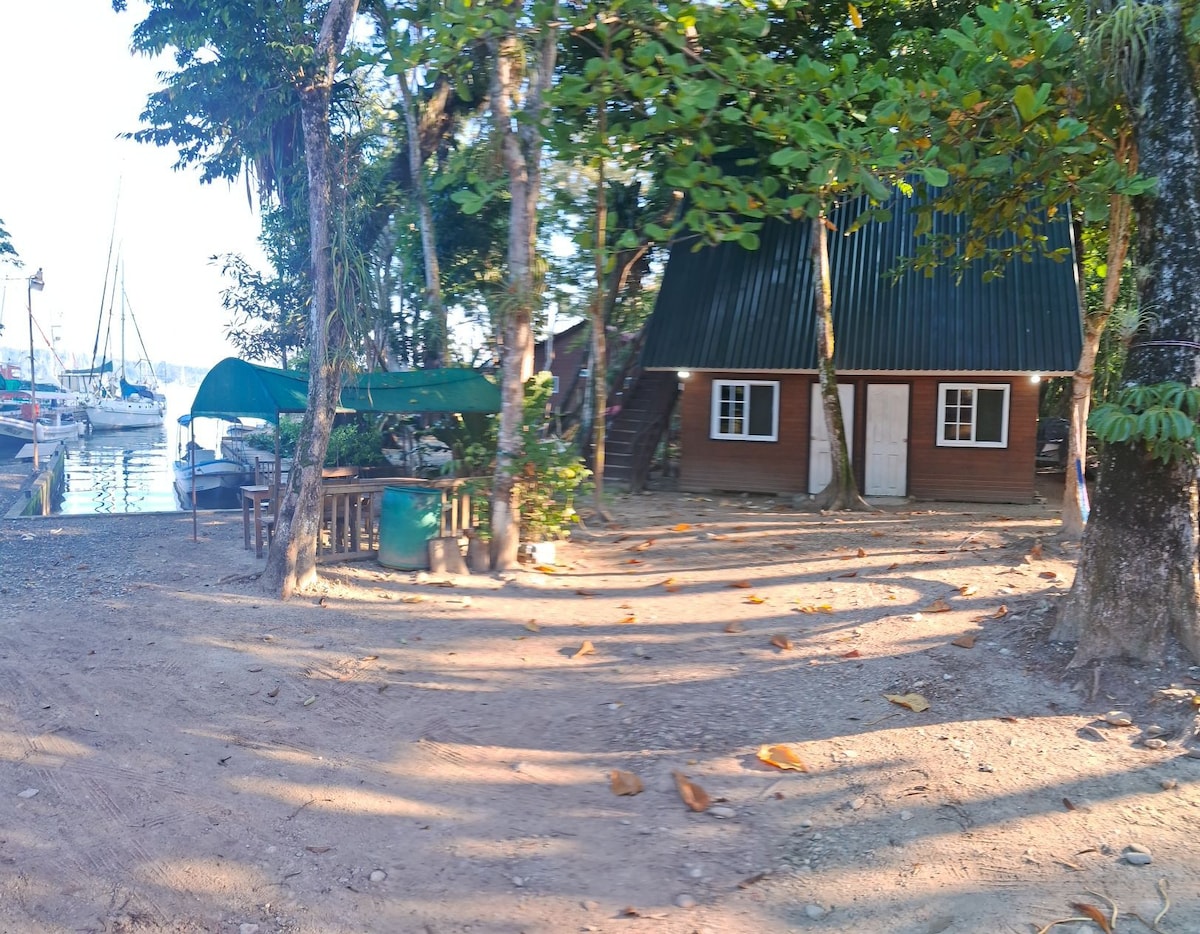 Restaurante, parqueo y habitaciones.