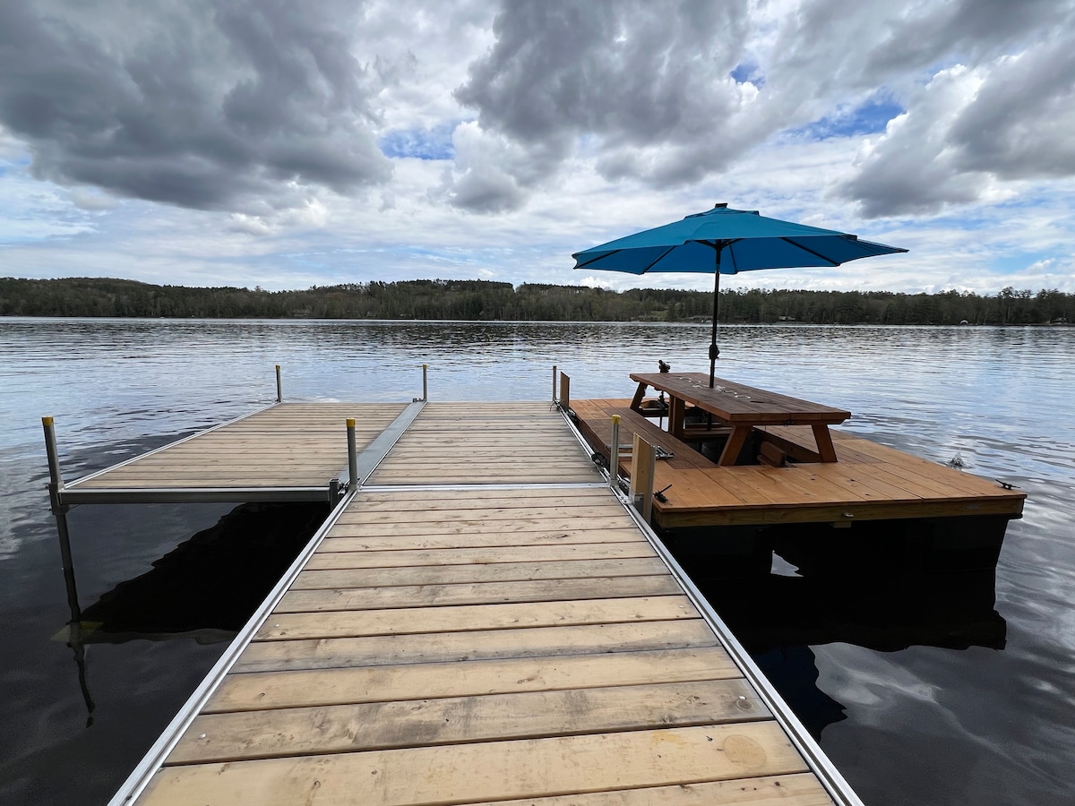 Peaceful 3br lakefront w floating picnic table