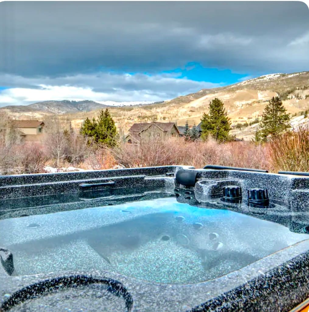 现代放松、私人热水浴缸、山景观