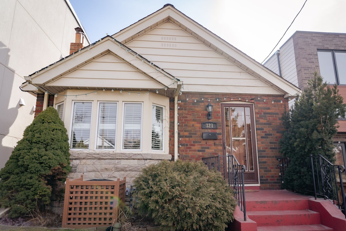 Charming Bungalow in Greektown!