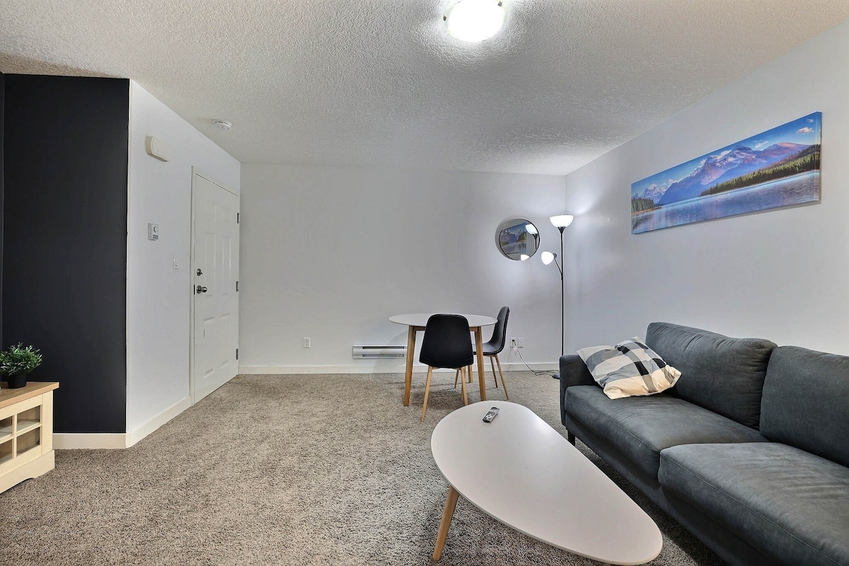 Entire Unit w/Separate Entrance & Hi-Speed Wi-Fi.