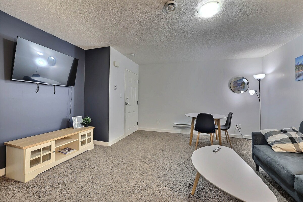 Entire Unit w/Separate Entrance & Hi-Speed Wi-Fi.