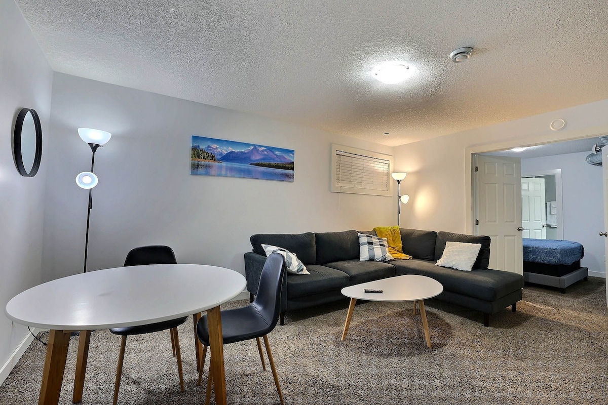 Entire Unit w/Separate Entrance & Hi-Speed Wi-Fi.