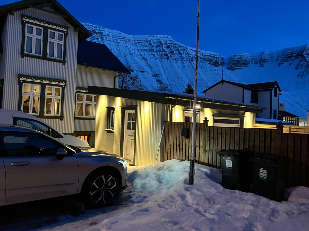 Isafjordur老城区新装修的普通民宅