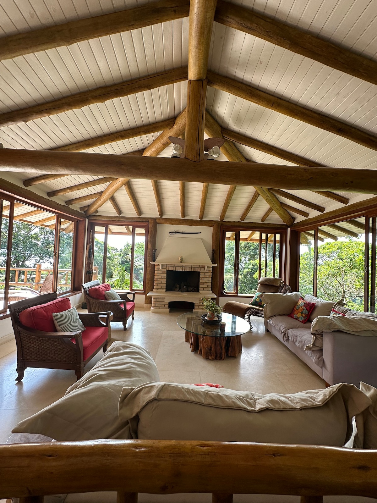 Bela casa com piscina e segurança 24 horas Ubatuba