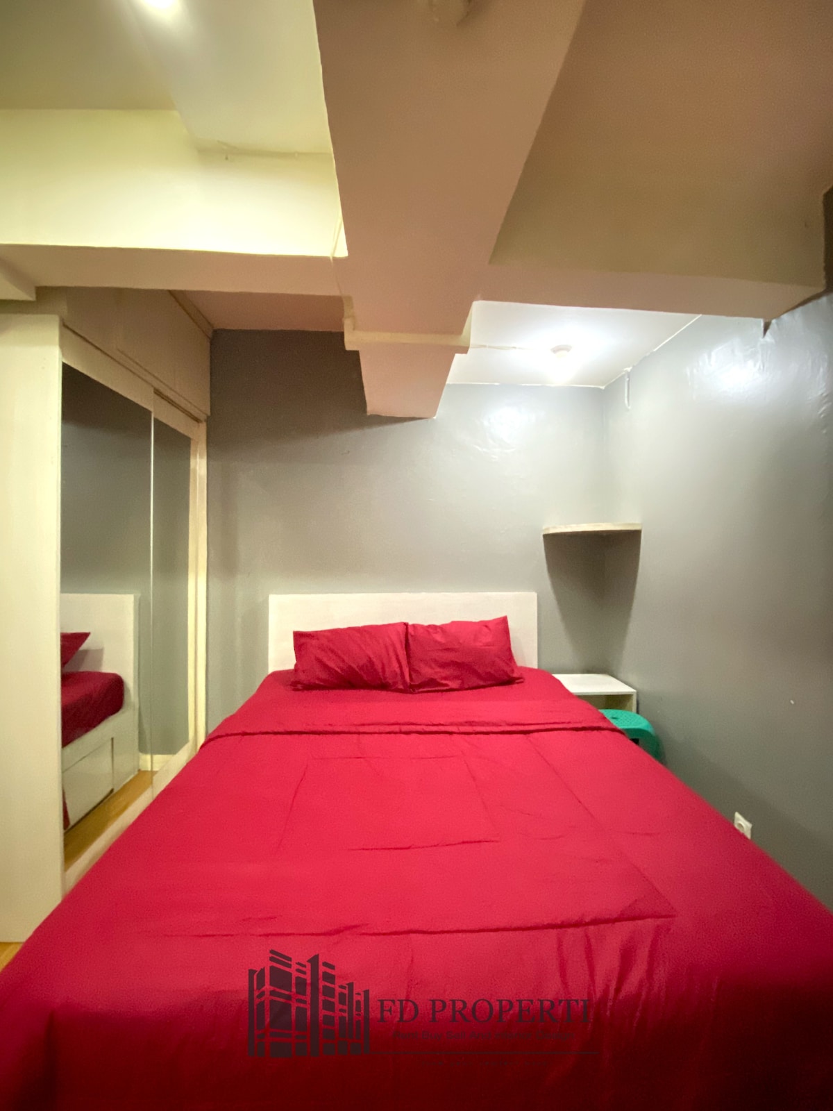 宽敞的24平方米单间公寓，带1张双人床，平东市中心