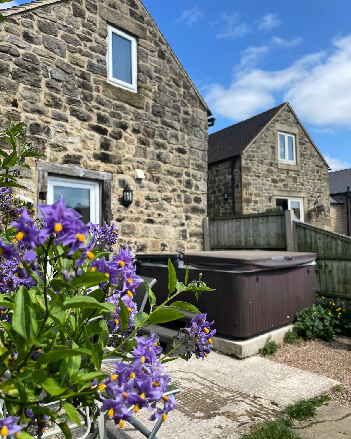 Bilberry Barn - Rural Barn Conversion with Hot Tub