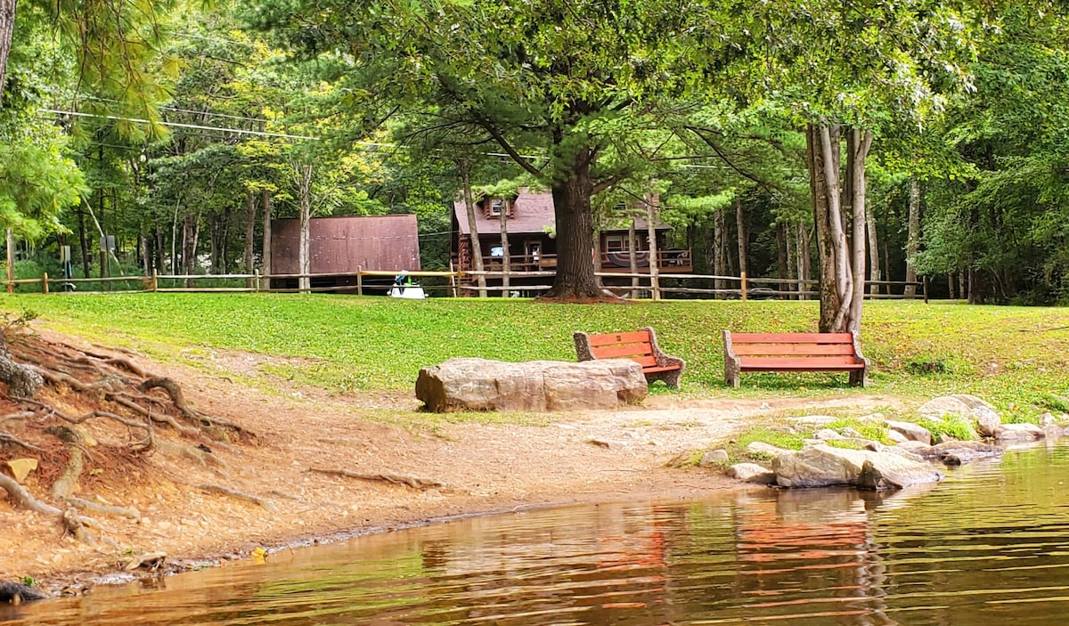 坐落在树林中的小木屋，可欣赏湖景！