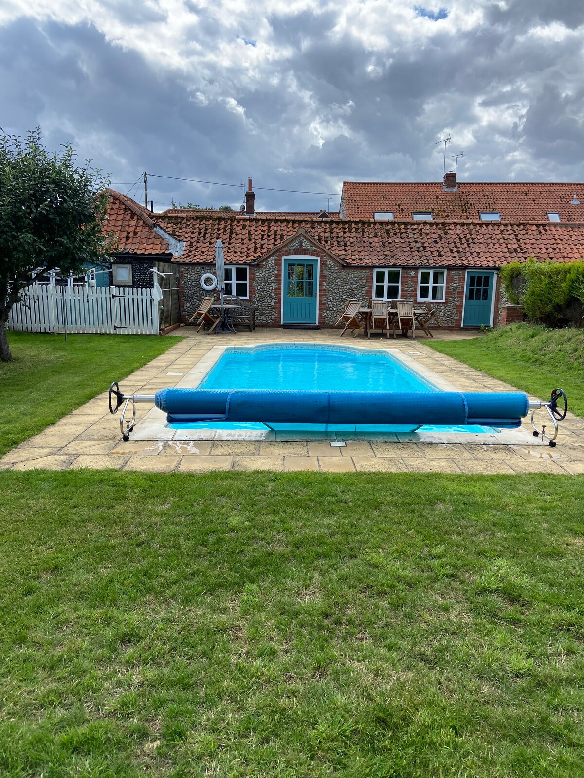 Stunning Cottage sleeps 8 with private pool