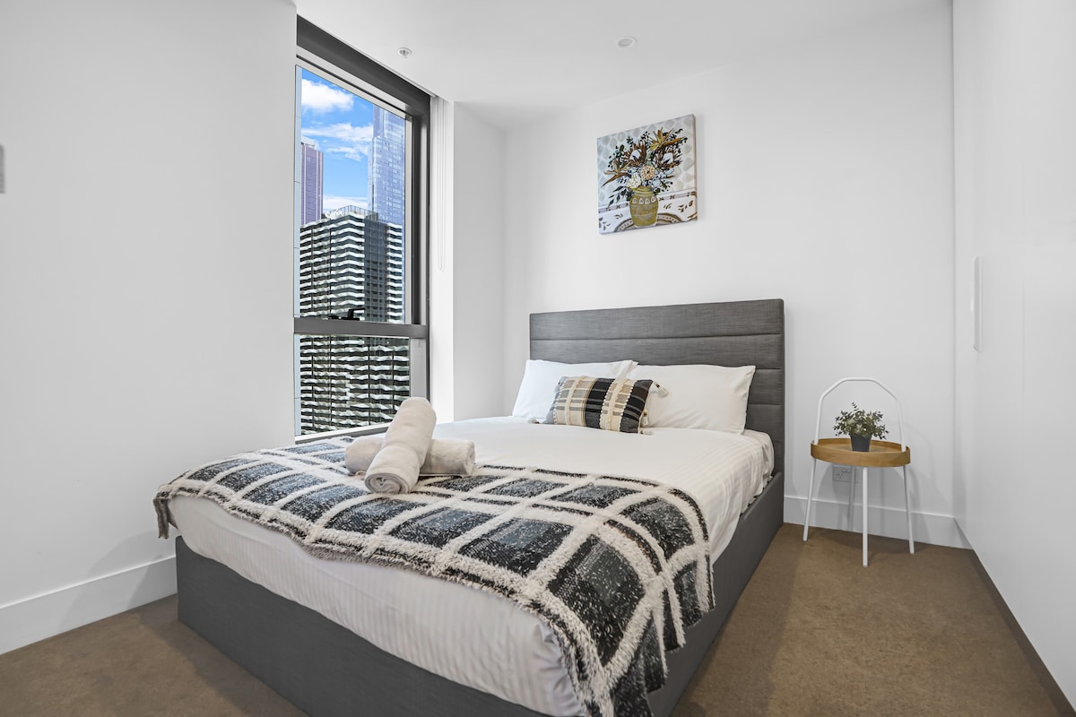 Luxury 2 beds in CBD &car park reserved in advance