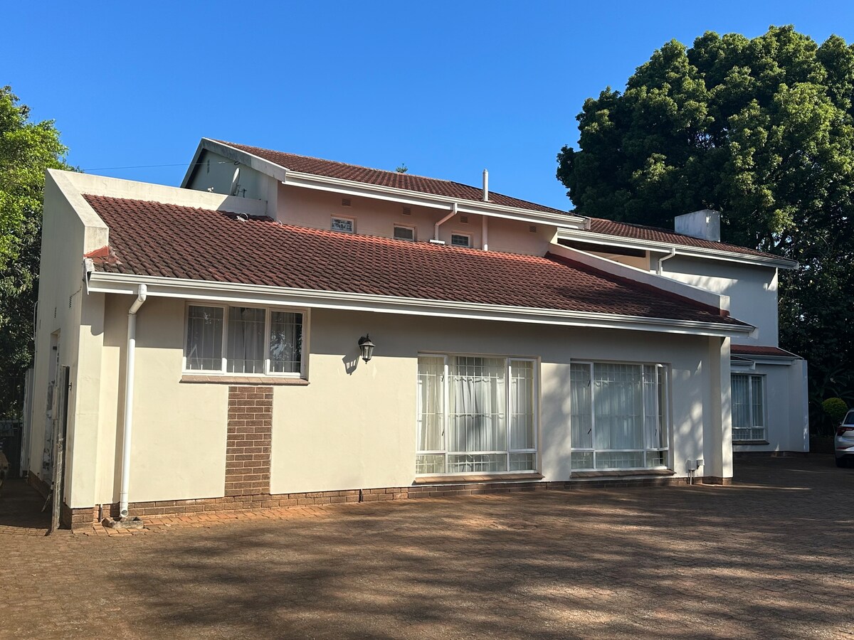 Family home in leafy, green & quiet Kloof (Durban)