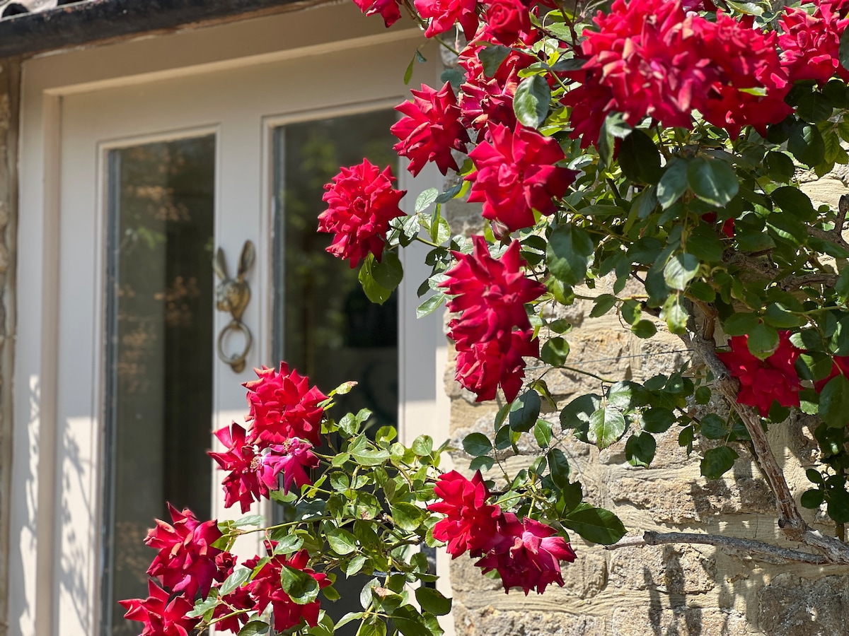 Charming Cotswold stone cottage in Wiltshire