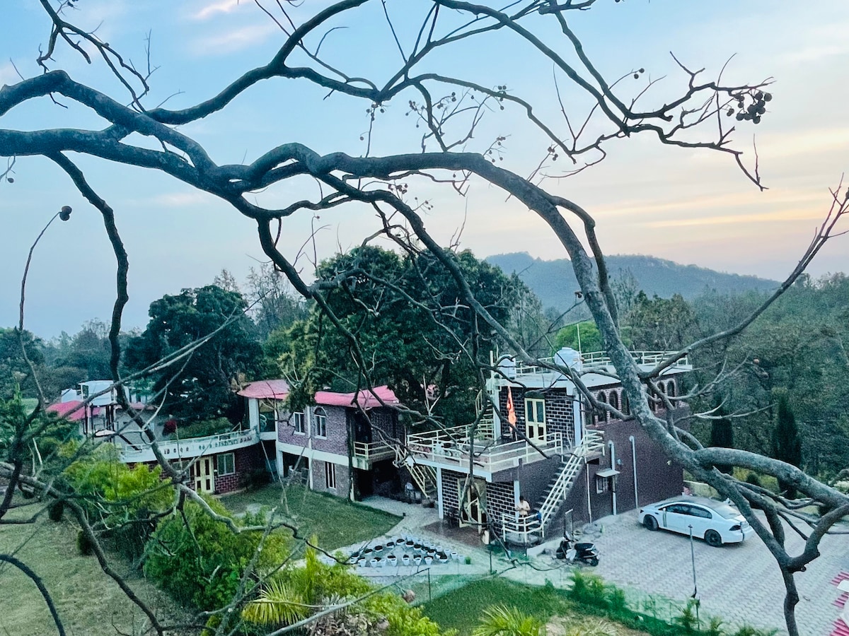 A Mountain View Hut (Upto 3 guests)