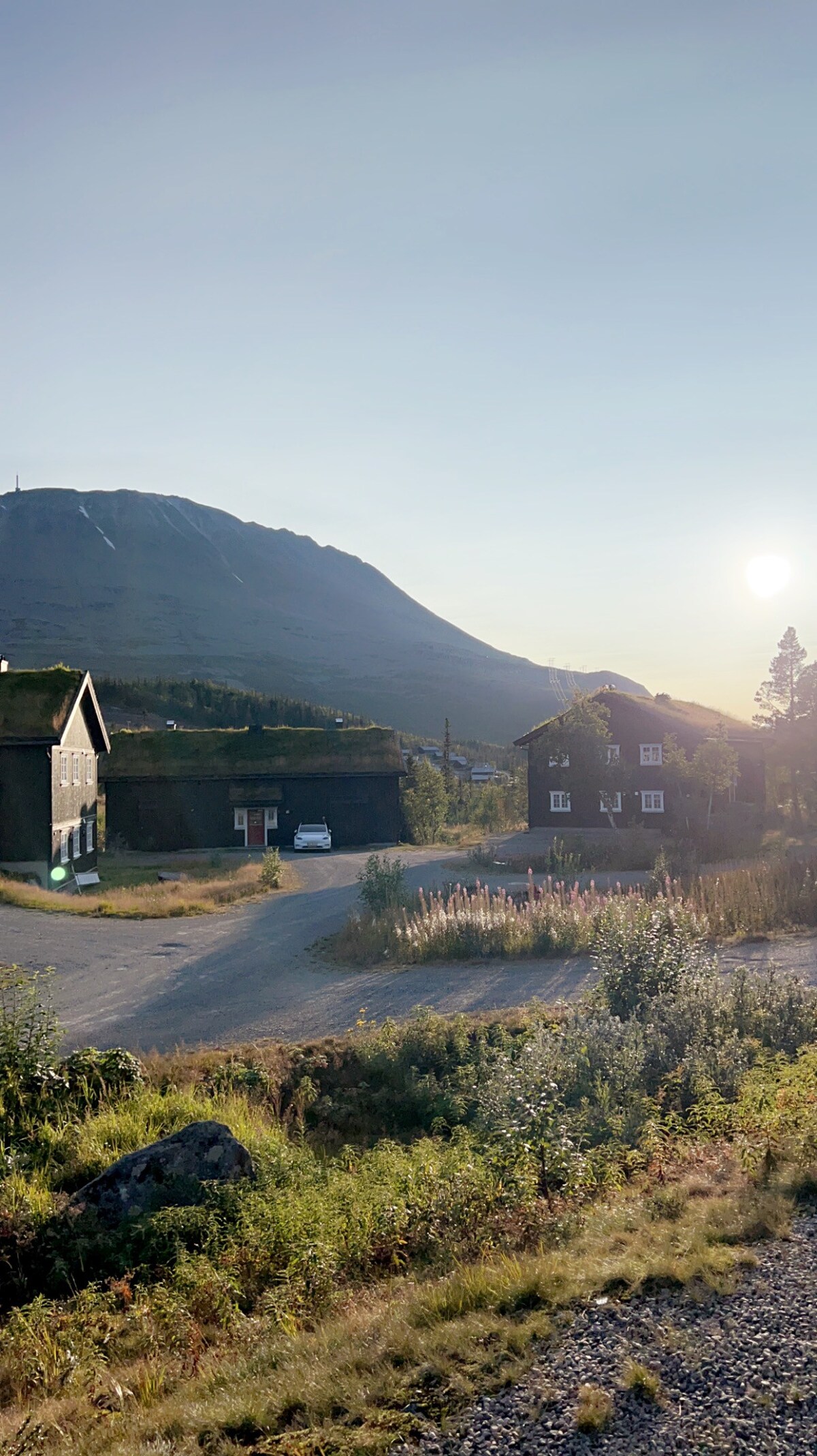 Utsikt Gaustatoppen. Ski inn-out. Solrik uteplass.