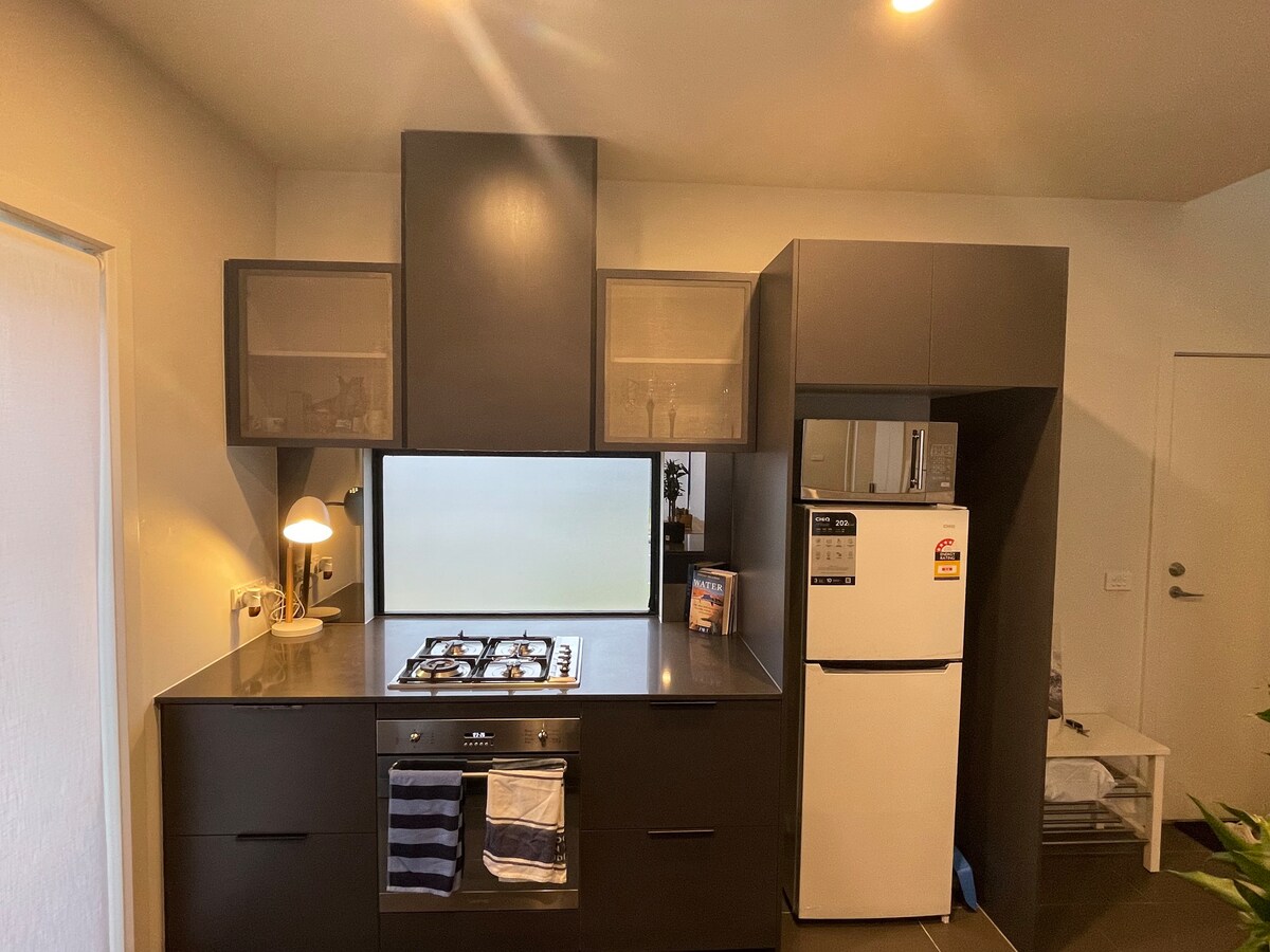 Private room with dedicated bathroom in townhouse