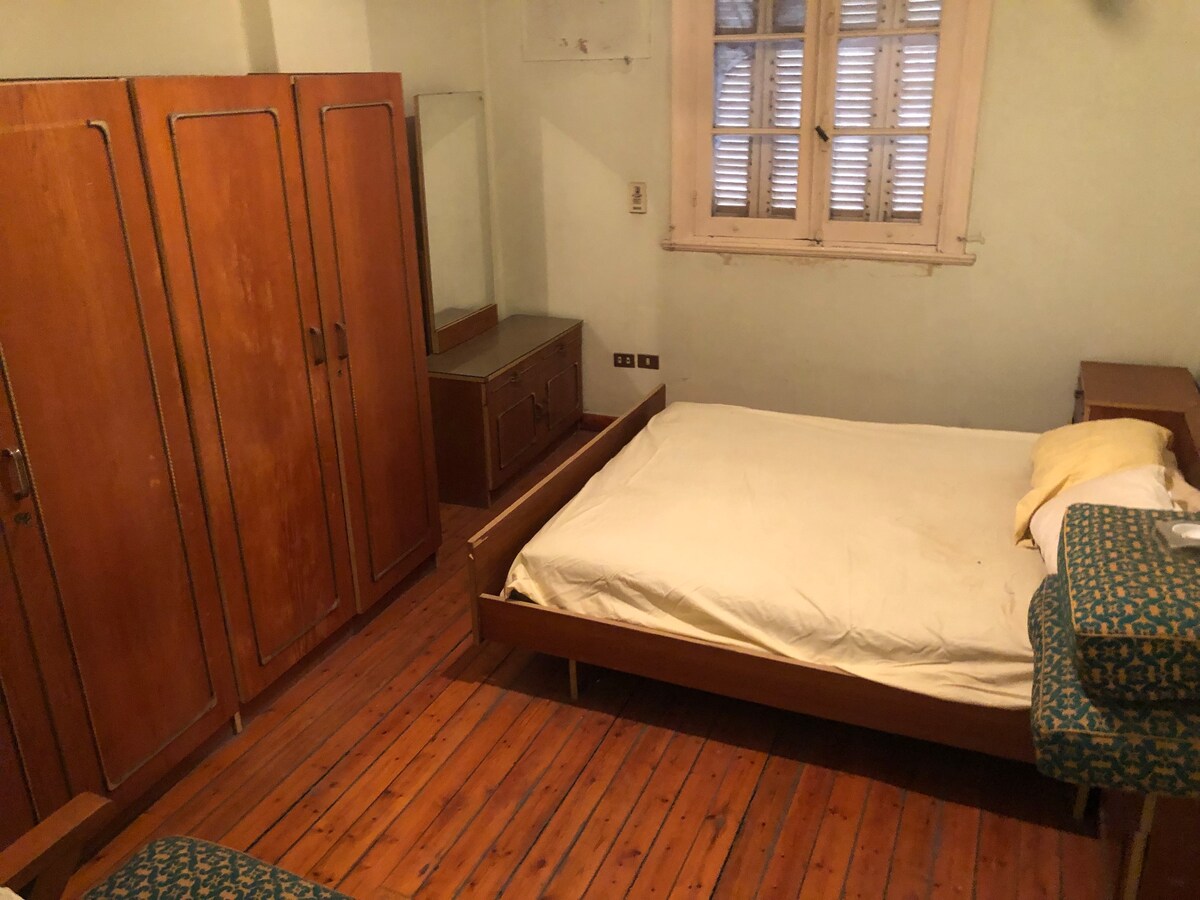 尼罗河畔的单间公寓卧室。