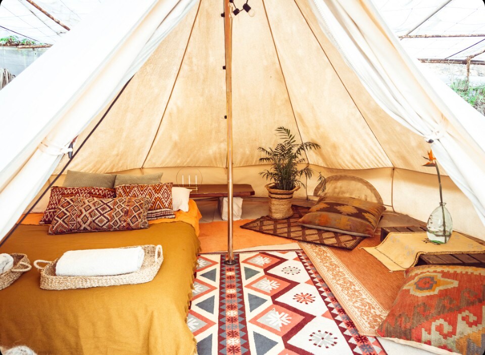 宏伟的印第安帐篷。在独特的环境中欣赏豪华露营