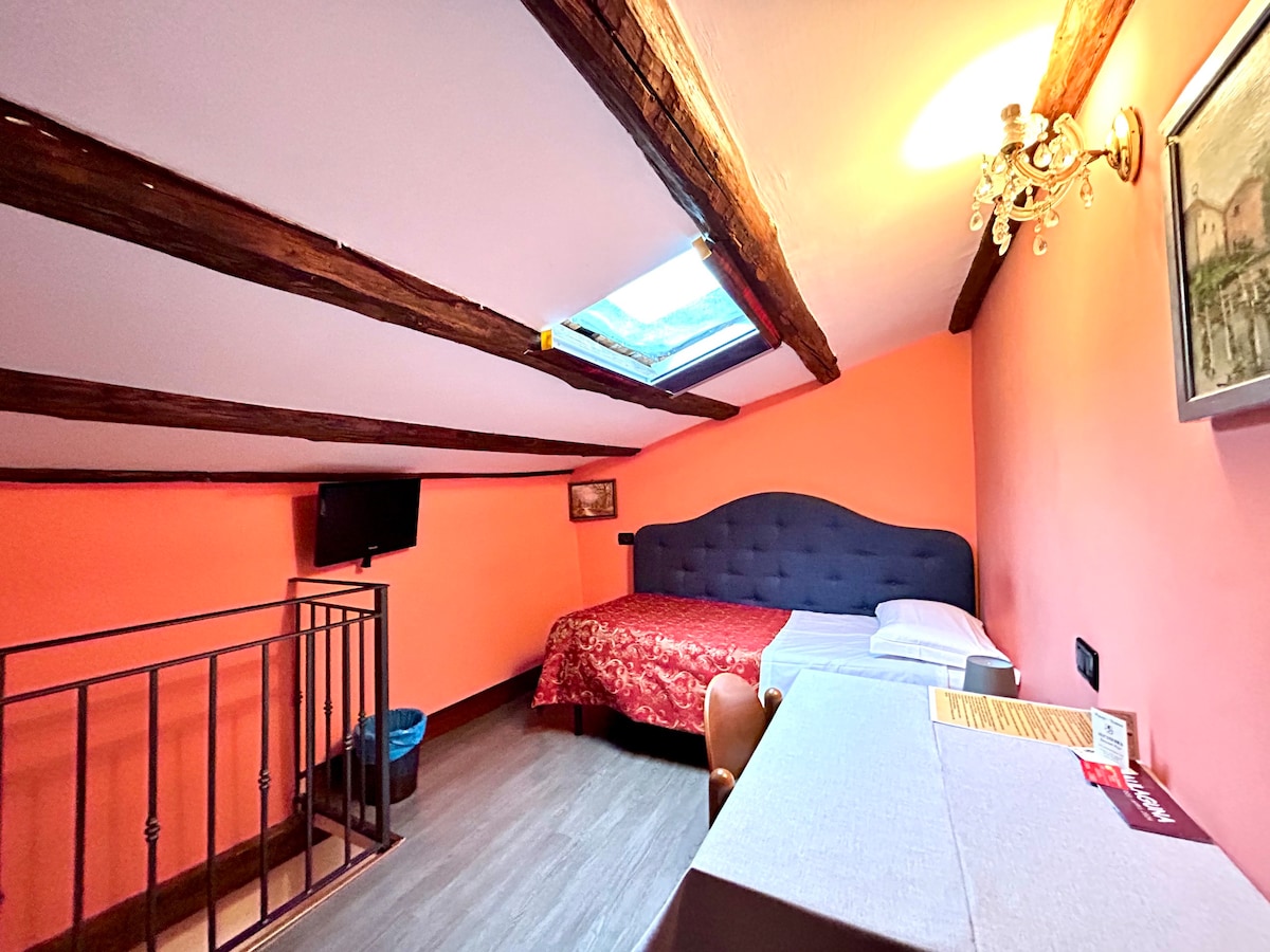 Loft Room For Young Backpackers- Private Bathroom