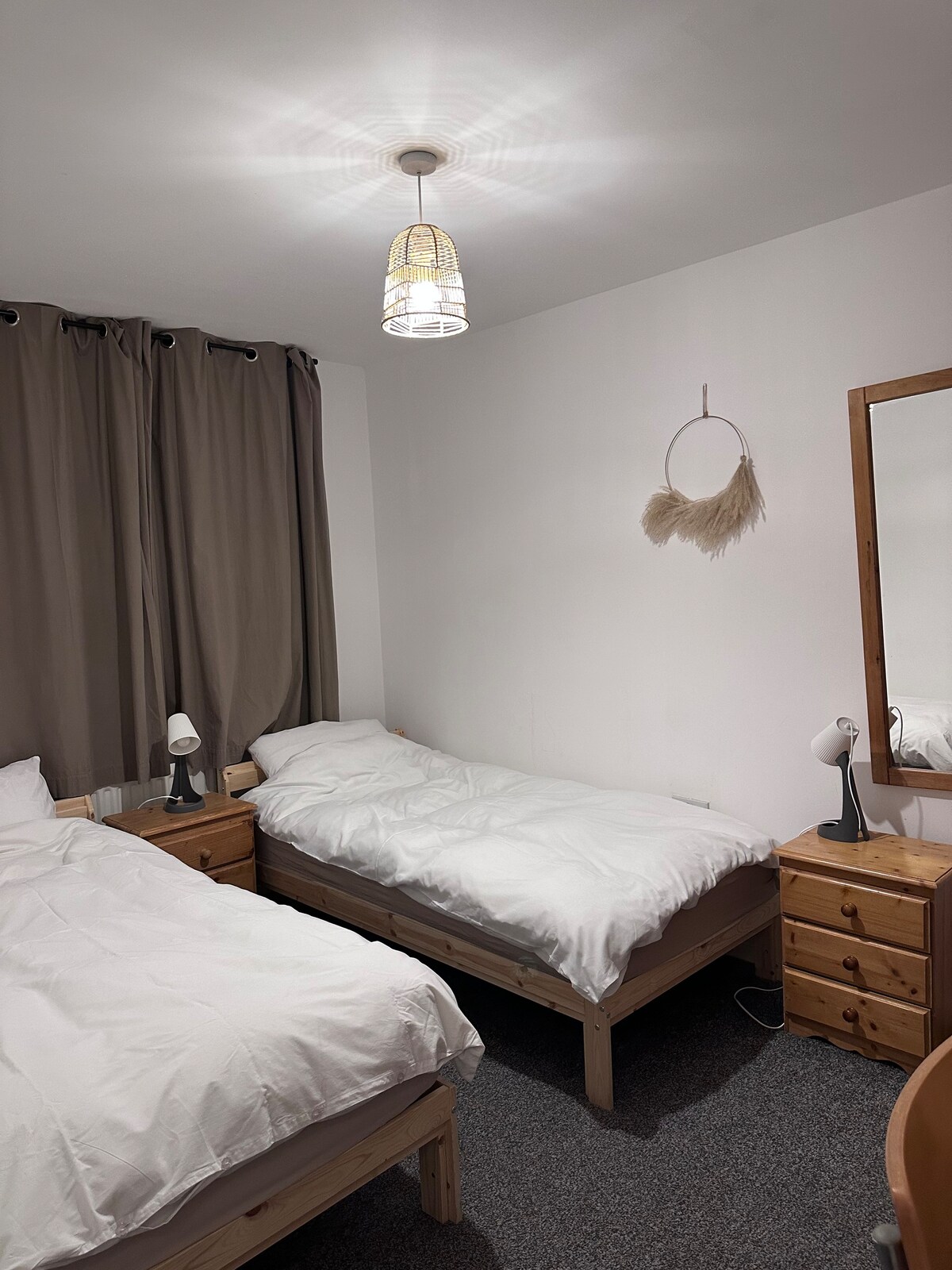 Chessington SW London 6 Guests Free Parking J9:M25