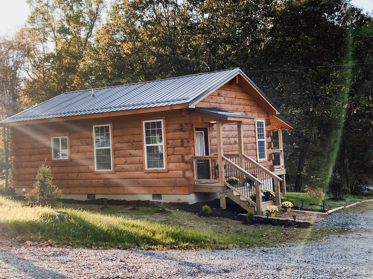 Charming | 4 Guest Cabin in Damascus, VA