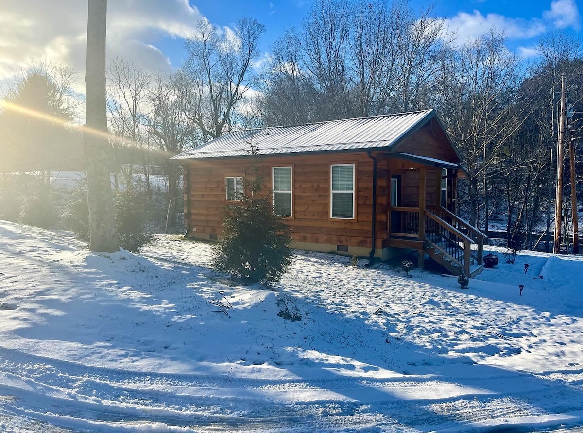 Charming | 4 Guest Cabin in Damascus, VA