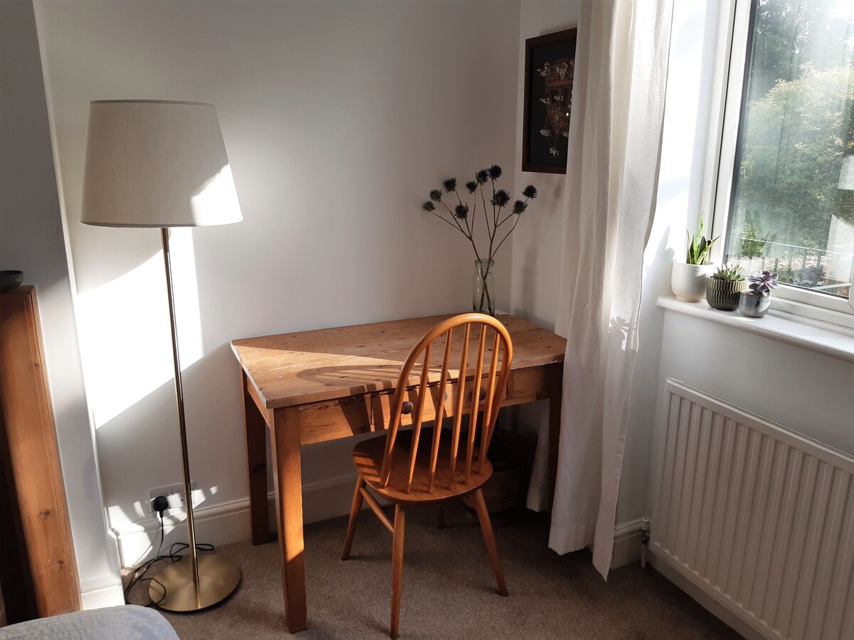 Peaceful double room in beautiful Belsize Park