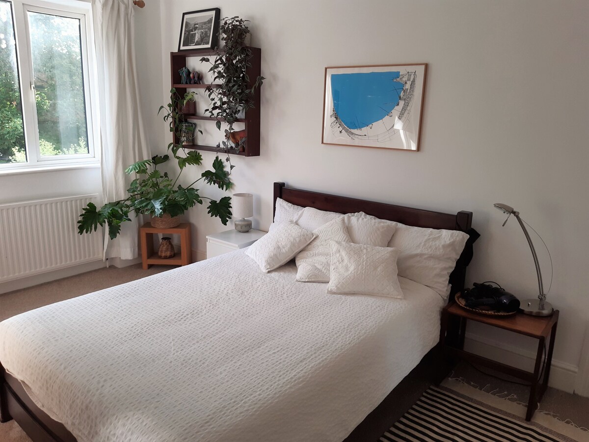 Peaceful double room in beautiful Belsize Park