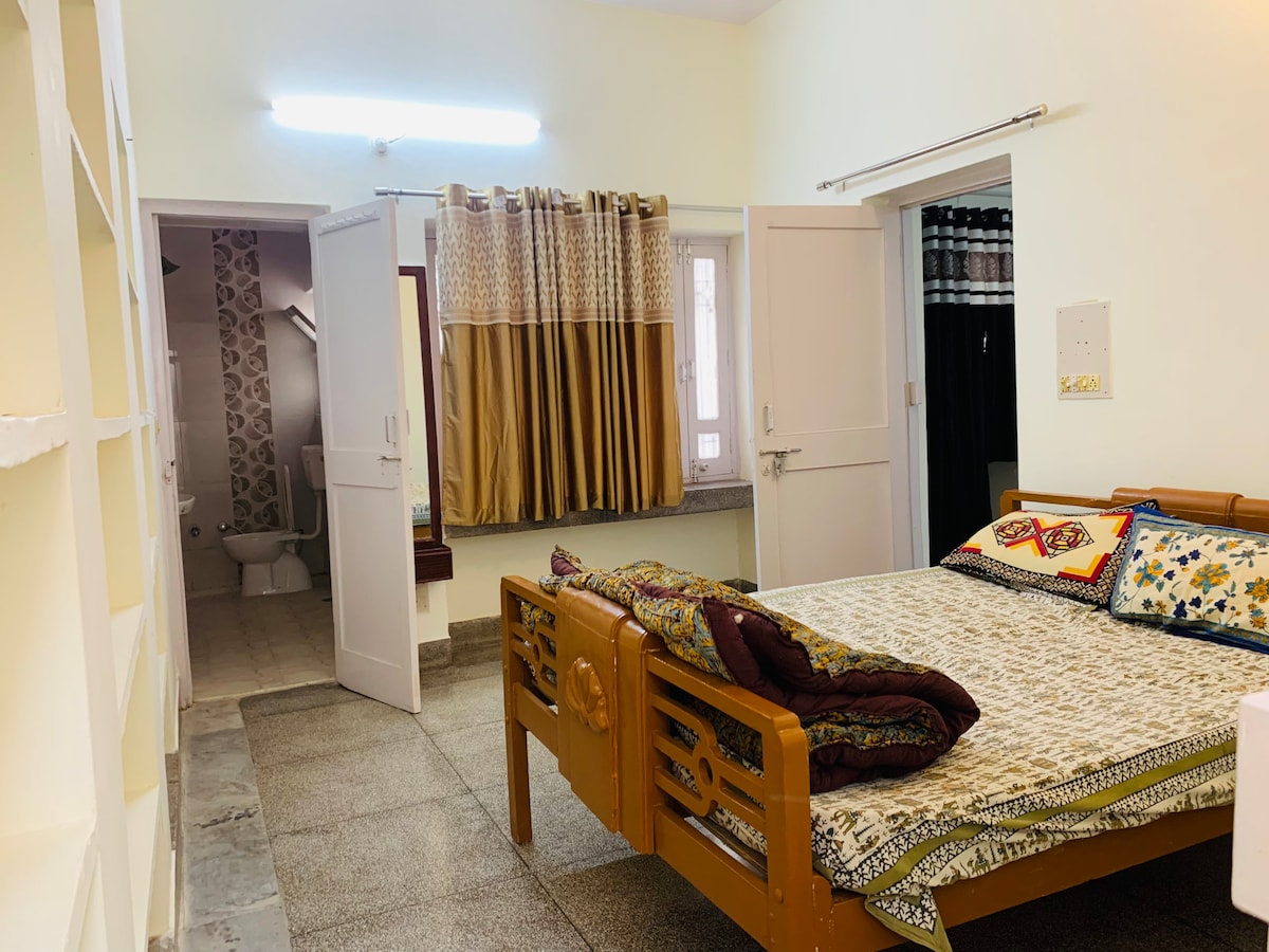 Amita’s Haven!
Beautiful 3BHK in a calm locality