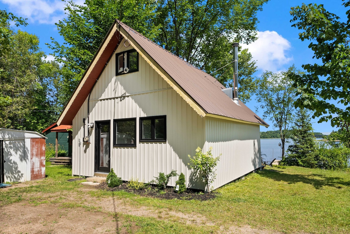 Beachfront cottage on the Ottawa River