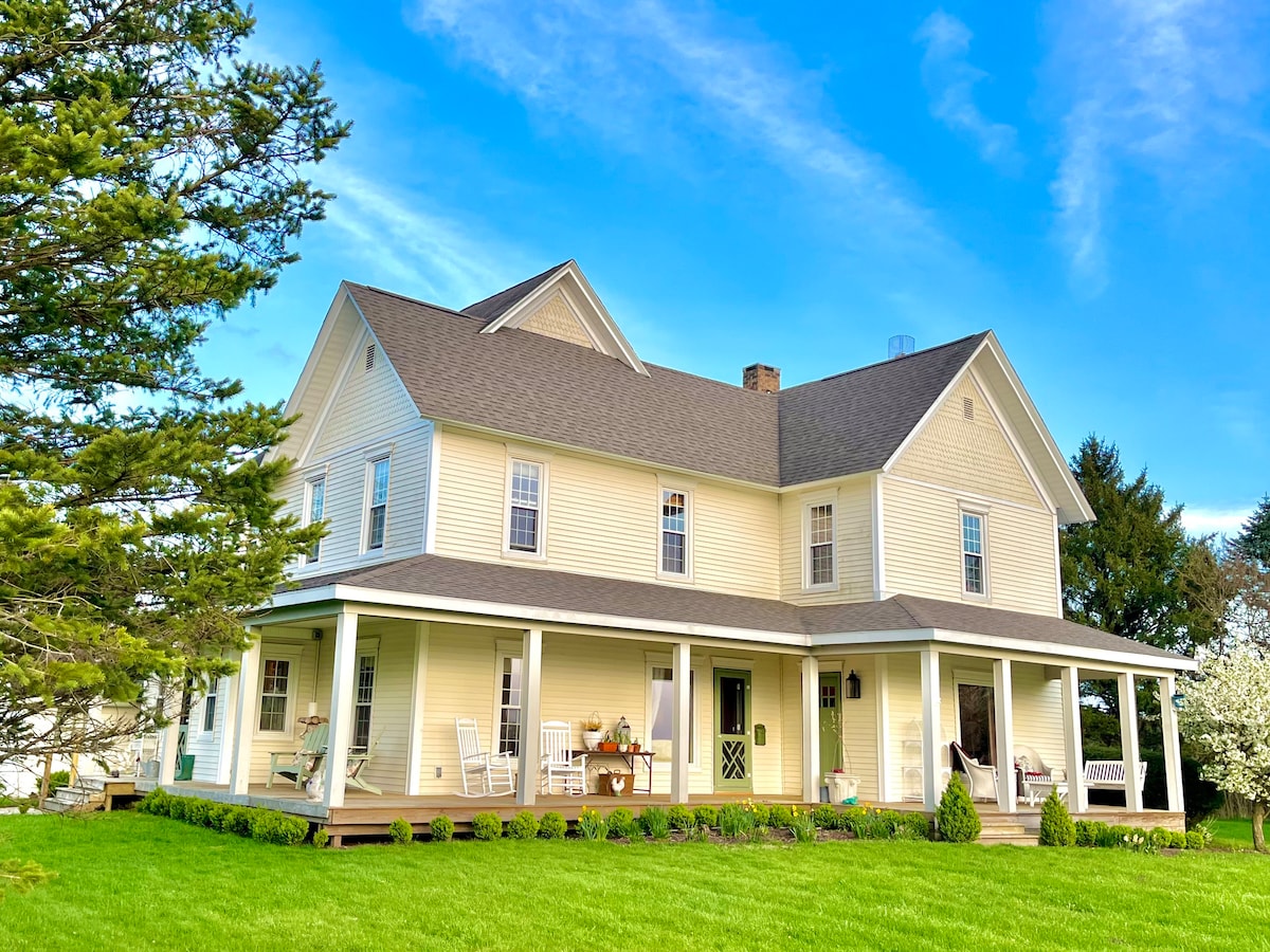 Newly Renovated Country Farmhouse 3 acres hot tub