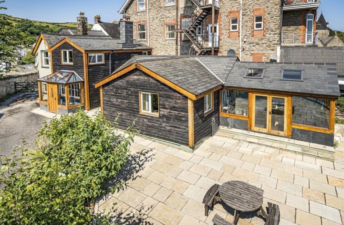 Spacious 4-Bed House in Lynton with hot tub