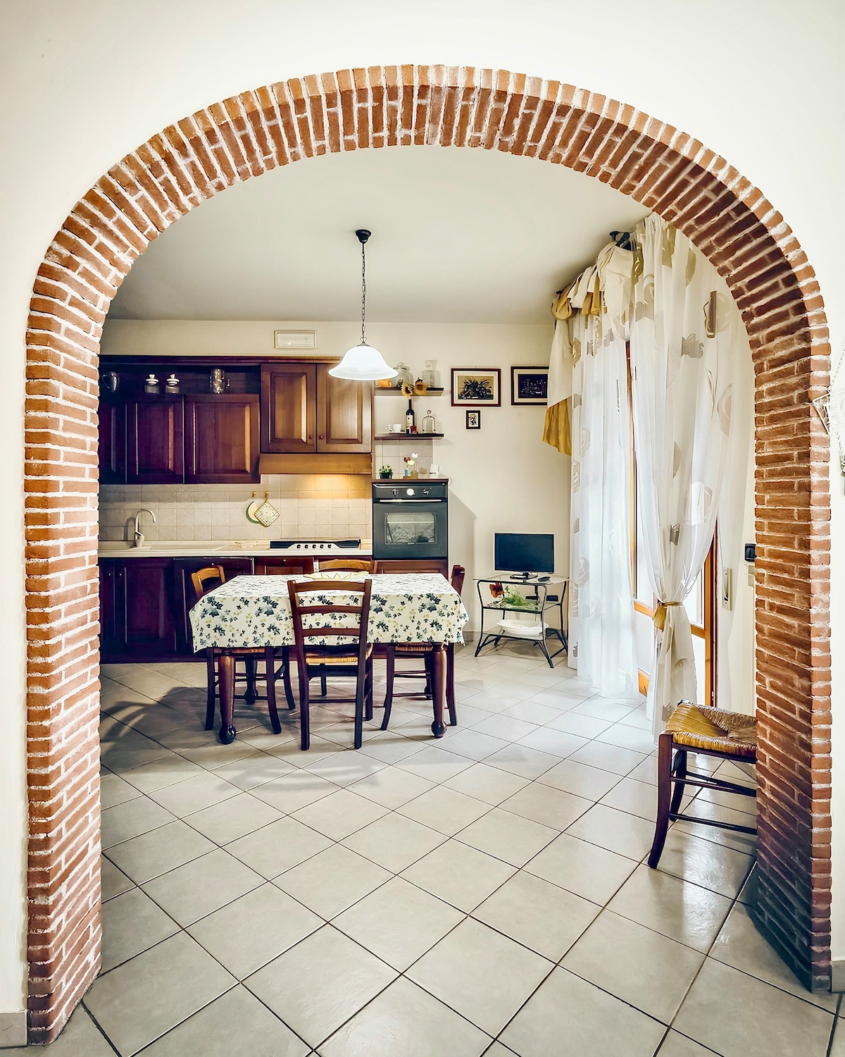 Tuscan Charm: 2-bed apartment, private backyard