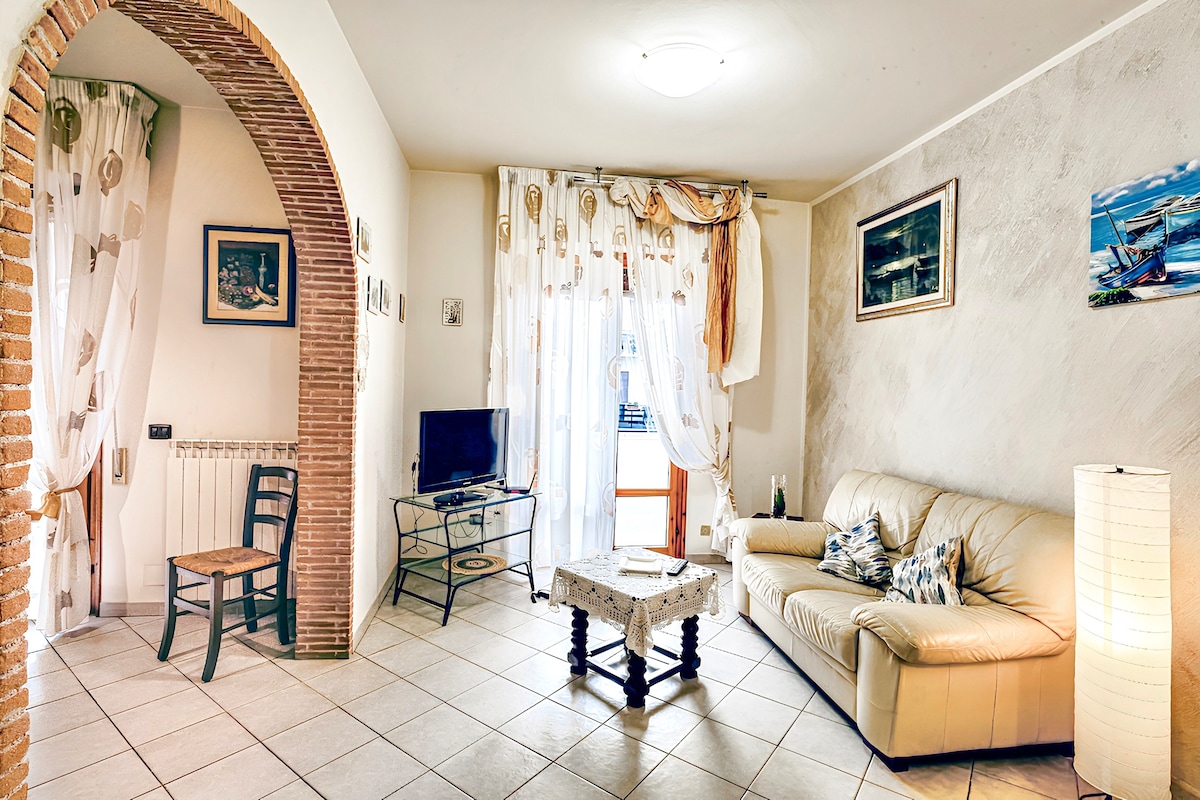Tuscan Charm: 2-bed apartment, private backyard