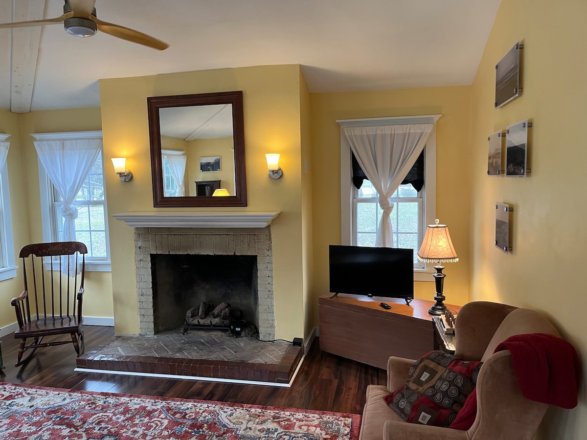 Cozy Cottage w/fireplace in Historic Harmony, PA