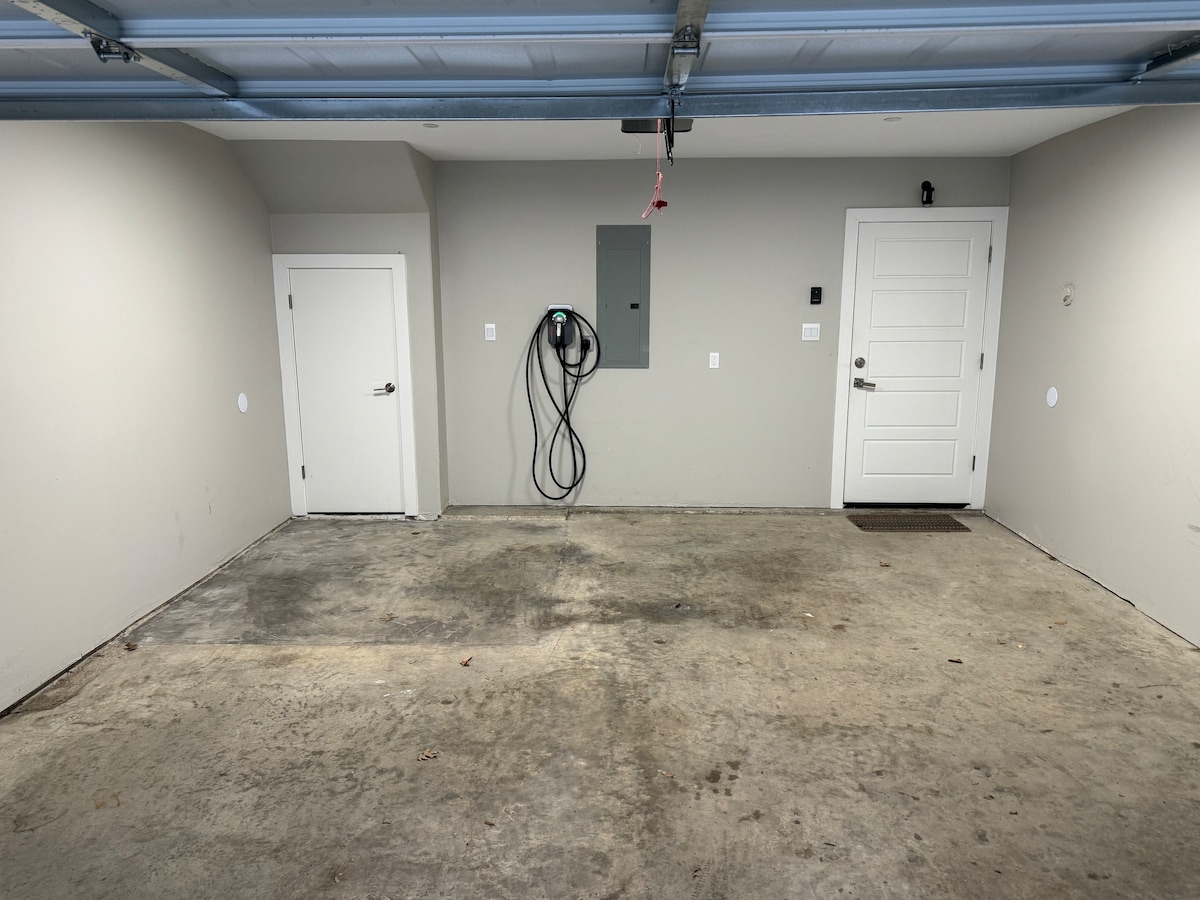 Luxury Central FW Townhome - Level 2 EV Charger