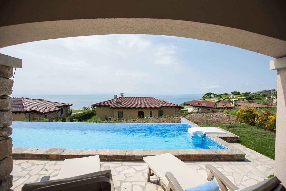 Luxury private villa- sea view and pool, golf