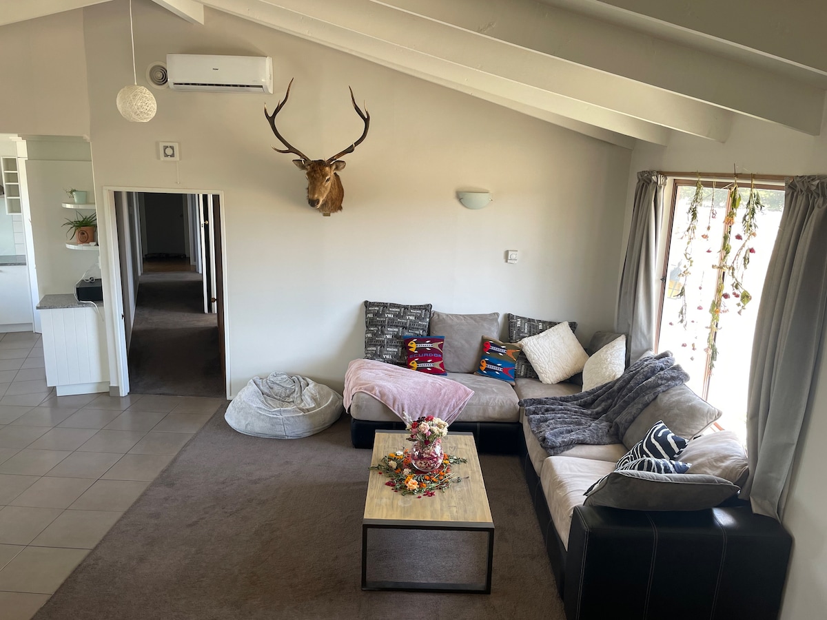 Central Otago holiday farmhouse private room