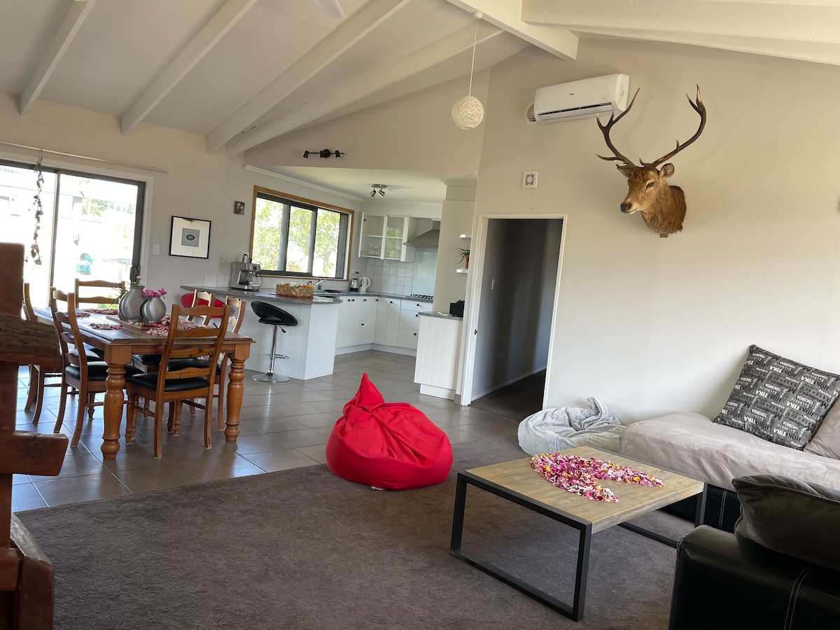 Central Otago holiday farmhouse private room