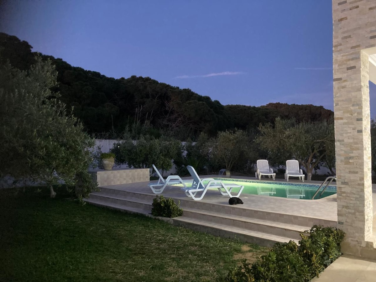 Ras El Jebel, Étage de maison avec piscine