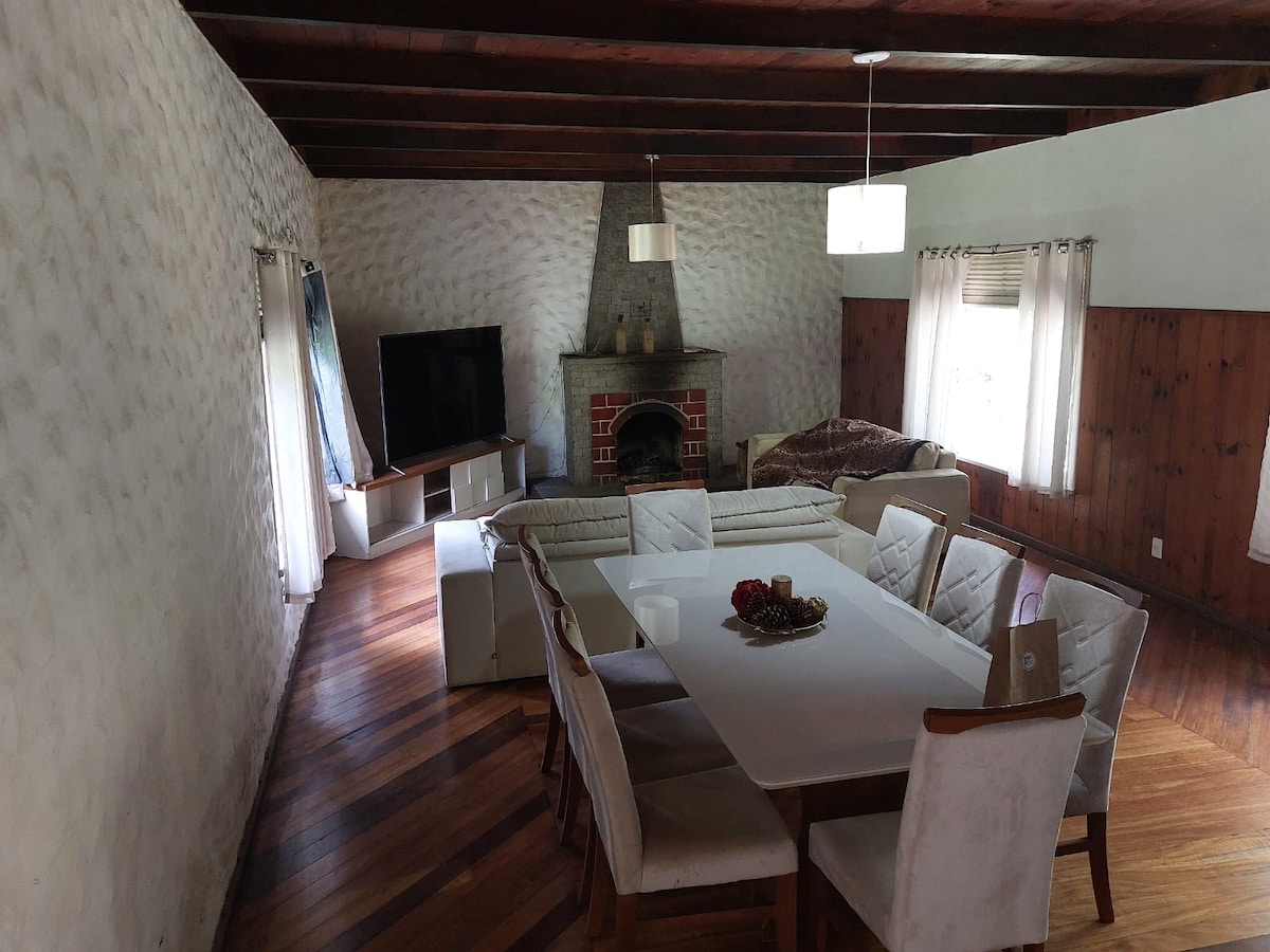 Casa aconchegante com riacho, lareira, Sala 70m2.