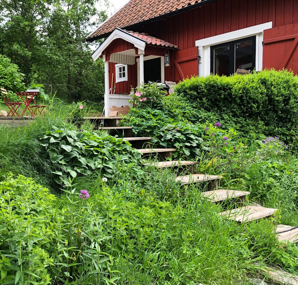Mysigt hus med underbar trädgård nära sjön Mälaren