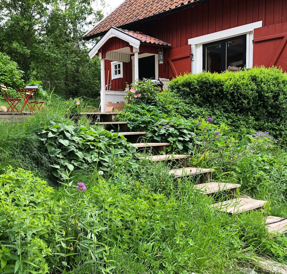 Mysigt hus med underbar trädgård nära sjön Mälaren