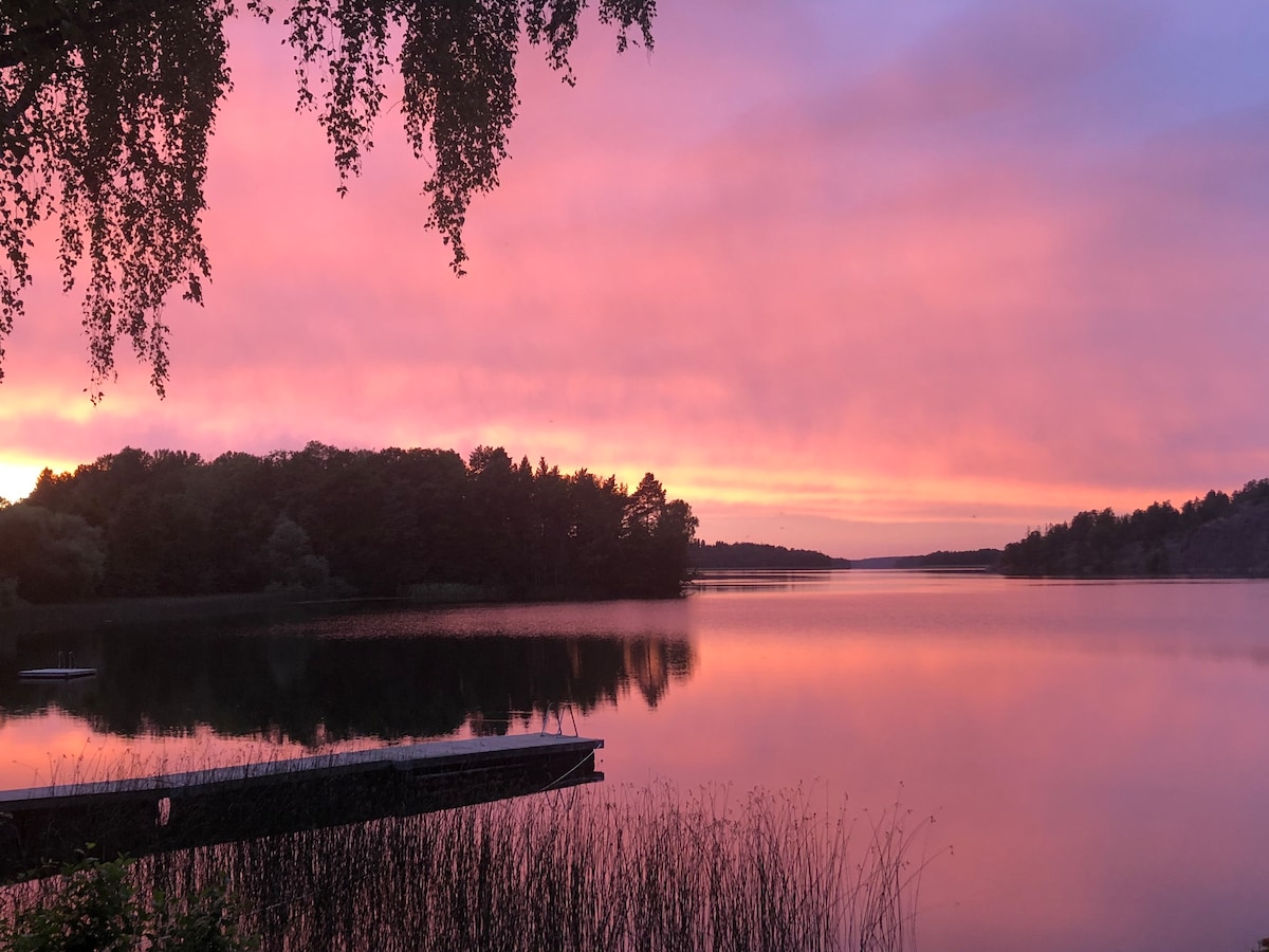 Mysigt hus med underbar trädgård nära sjön Mälaren