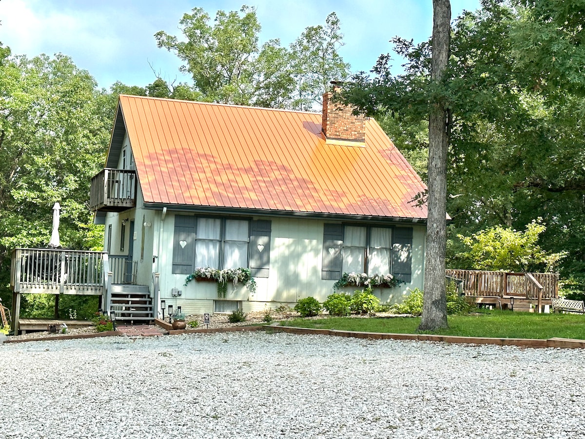 树木繁茂的5卧3卫法式小屋，距离湖泊/城镇仅5分钟路