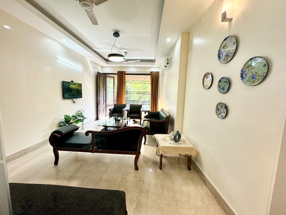 Spacious 3BHK Apt in Safdarjung Enclave