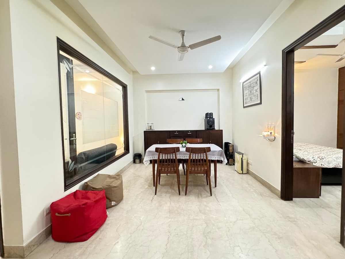 Spacious 3BHK Apt in Safdarjung Enclave