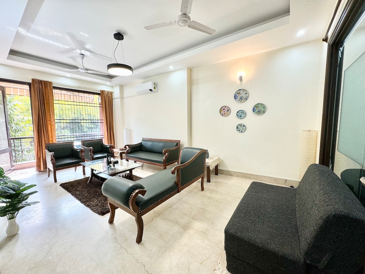 Spacious 3BHK Apt in Safdarjung Enclave