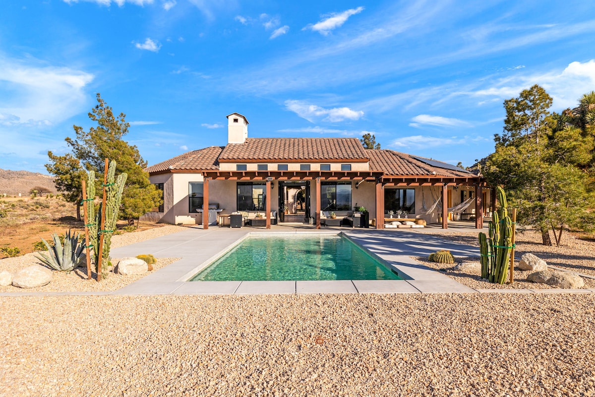 Villa del Toro: Luxury Home near Joshua Tree