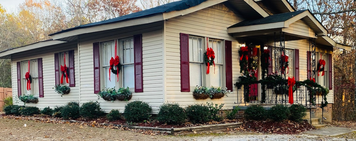 Cozy Cottage near Tupelo Flea Market Pet Friendly